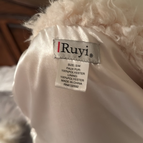 Ruyi Faux Fur Vest Color Cream size s/m - Picture 3 of 3